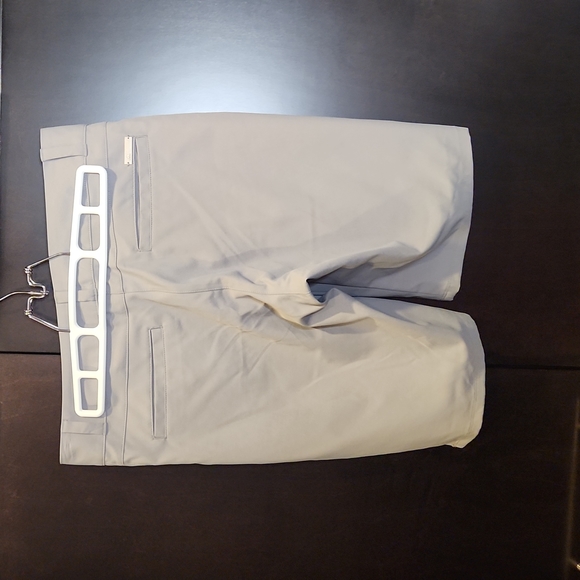 Adidas ladies golf shorts size 4 - Picture 2 of 6